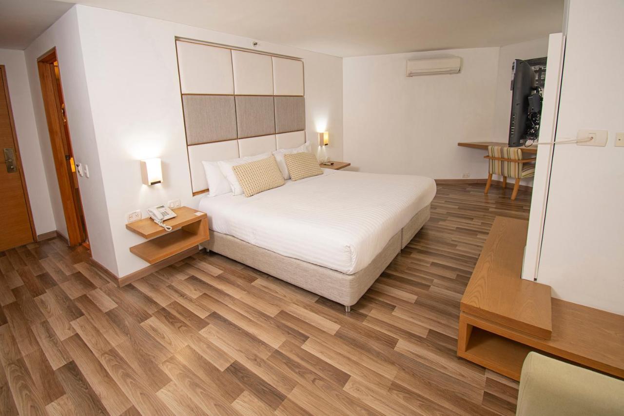 Hotel Cosmos كالي المظهر الخارجي الصورة