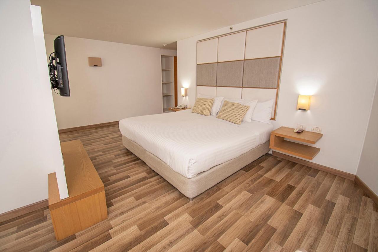 Hotel Cosmos كالي المظهر الخارجي الصورة