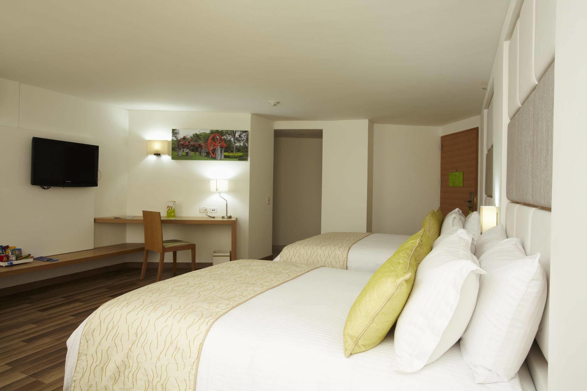 Hotel Cosmos كالي المظهر الخارجي الصورة
