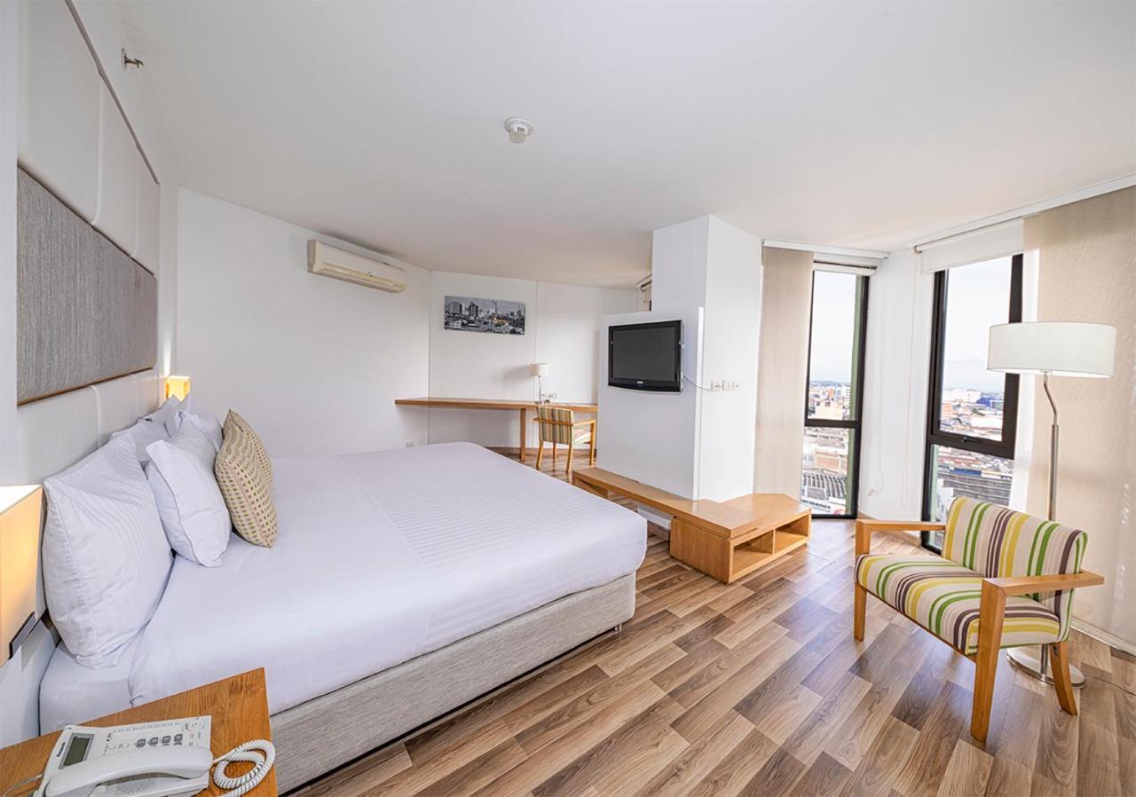 Hotel Cosmos كالي المظهر الخارجي الصورة